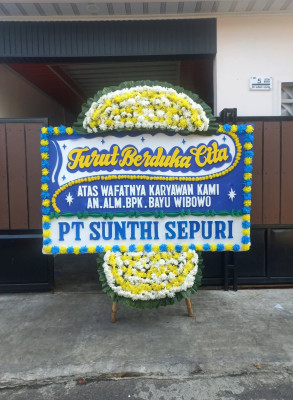 Papan Bunga Duka di Teluk Karang