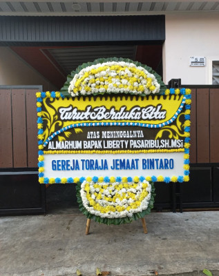 Papan Bunga Duka di Teluk Karang