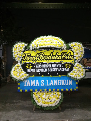 Papan Bunga Duka di Teluk Karang